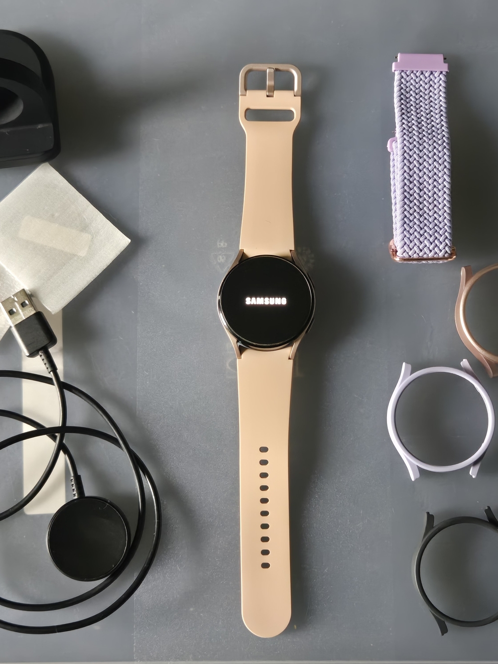 Samsung Galaxy Watch 4 - 40mm - S/M - Rose Gold, charger and accessories bundle